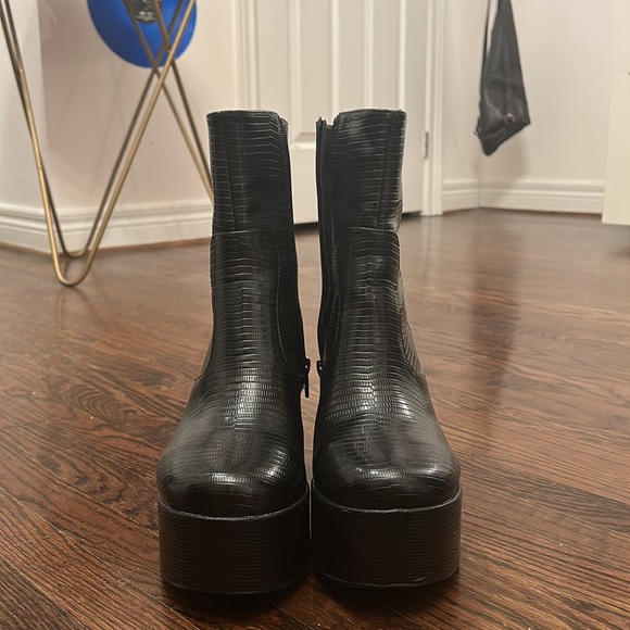 Urban Outfitters Mel Platform Boot - Picture 2 of 3